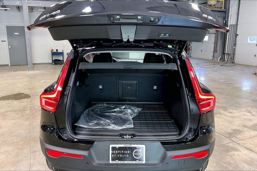 2026 Volvo XC40 Plus - Photo 35