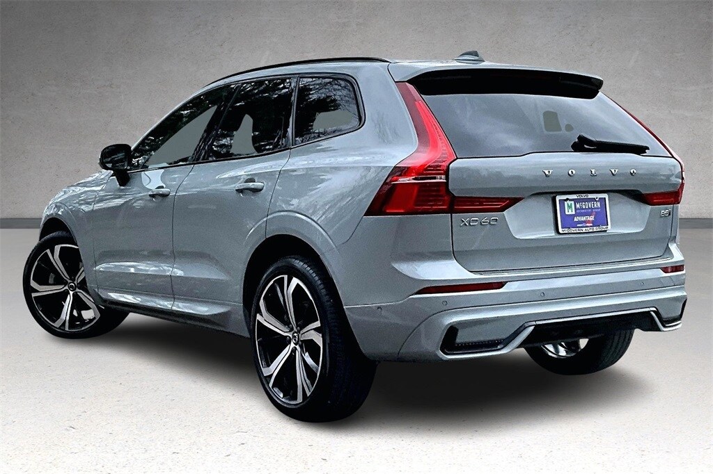 2025 Volvo XC60 B5 photo 3
