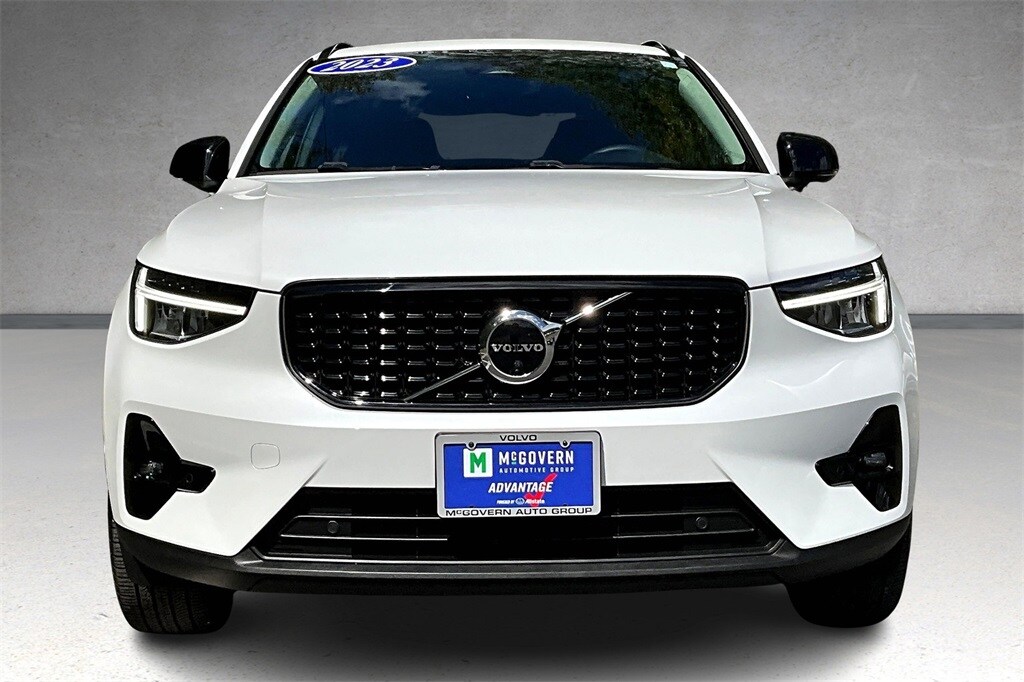 2023 Volvo XC40 Plus photo 2