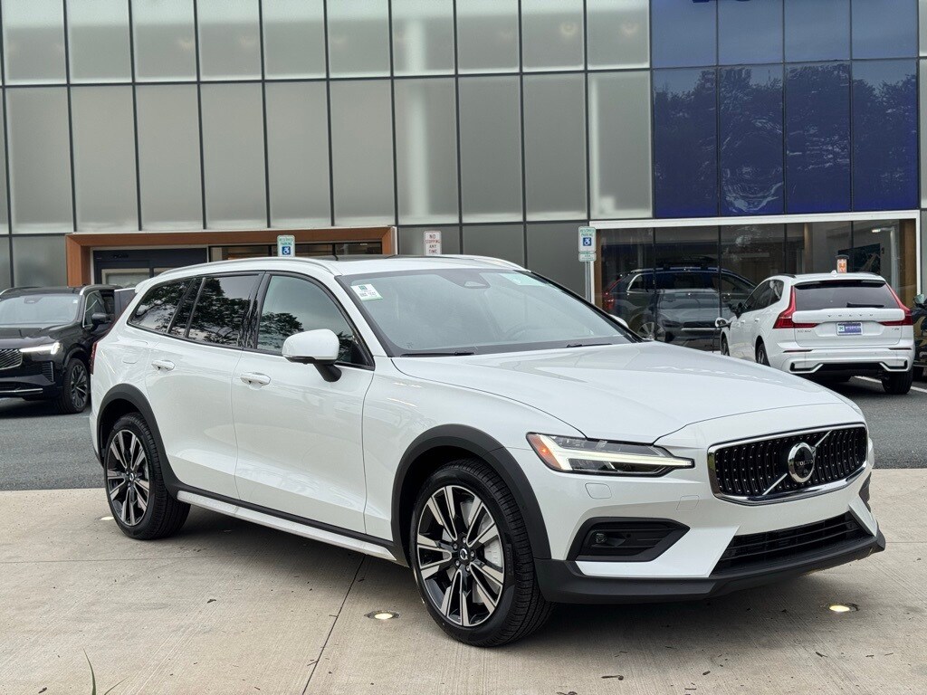 2026 Volvo V60 Cross Country B5 photo 4