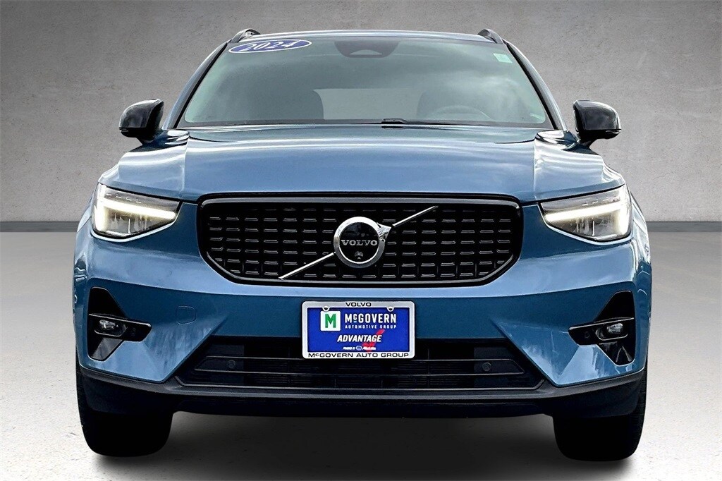 2024 Volvo XC40 Plus photo 2