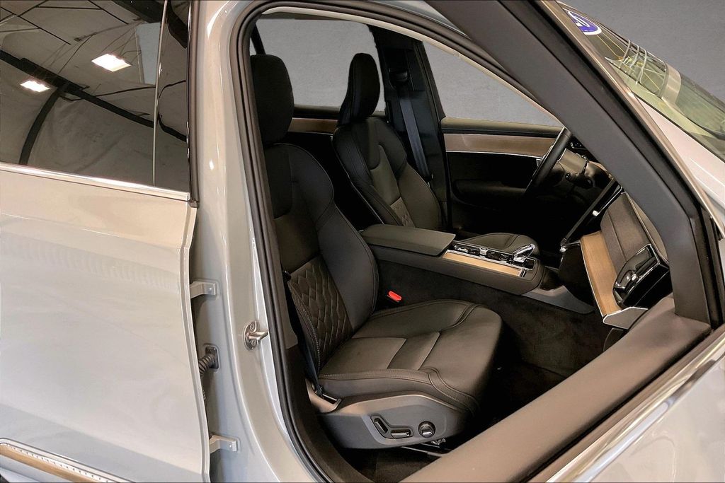 2026 Volvo XC90 Plus - Photo 31