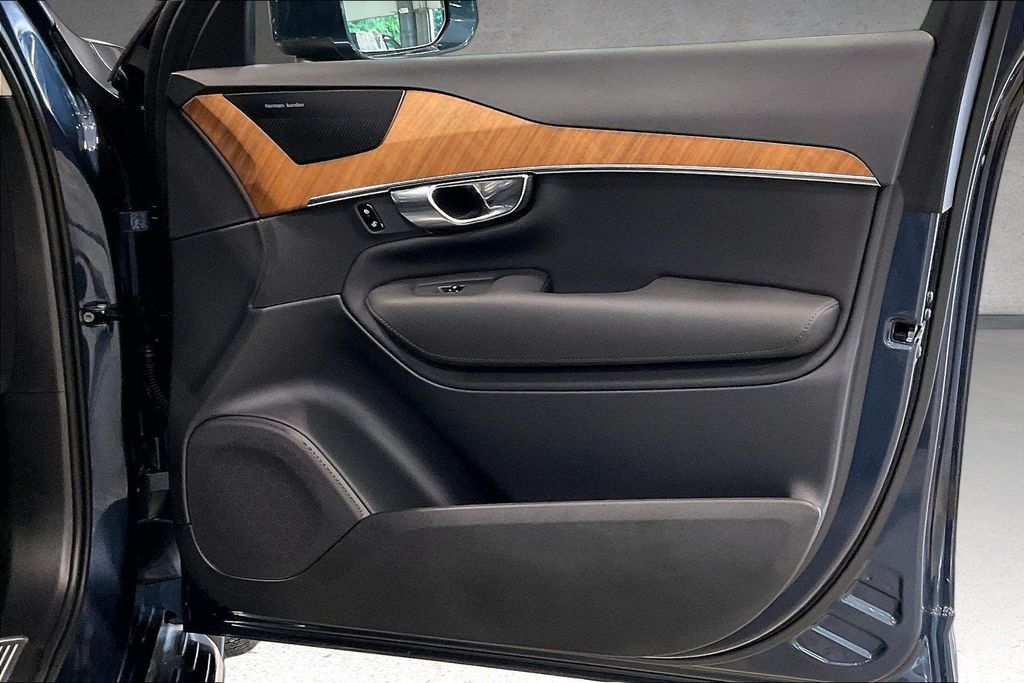 2025 Volvo XC90 Plus - Photo 30