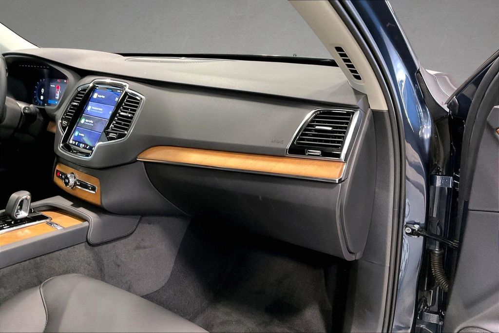 2025 Volvo XC90 Plus - Photo 28