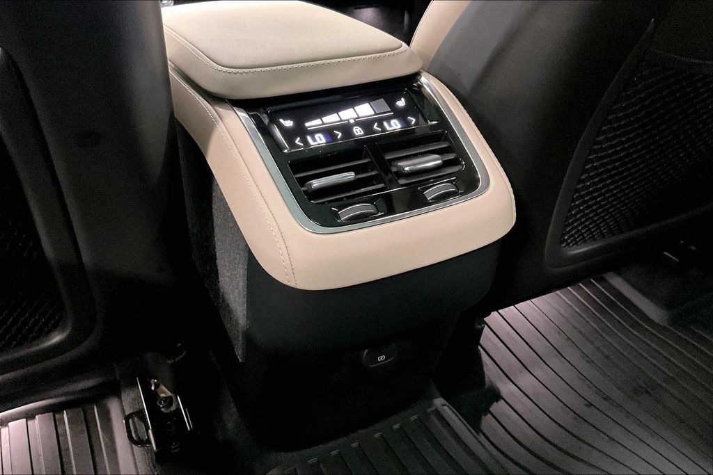 2026 Volvo XC90 Plus - Photo 11
