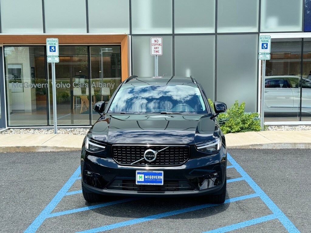 2025 Volvo XC40 Plus photo 2