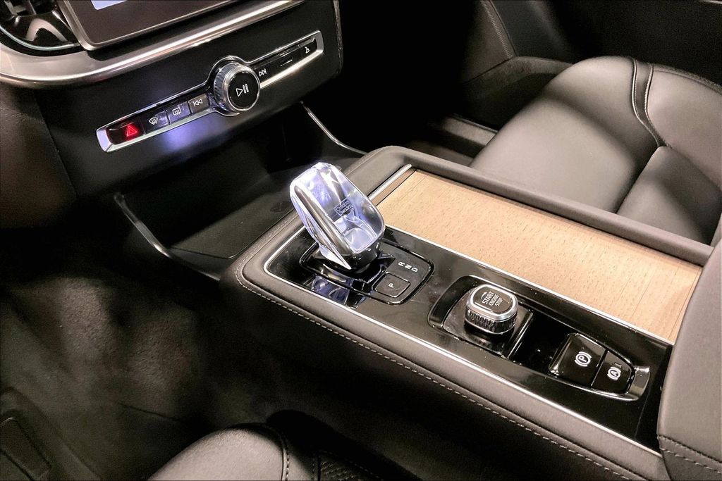 2026 Volvo XC90 Plus - Photo 18