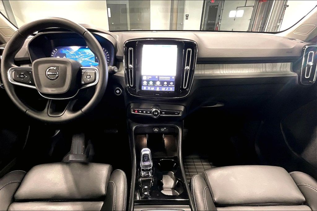 2026 Volvo XC40 Plus - Photo 7