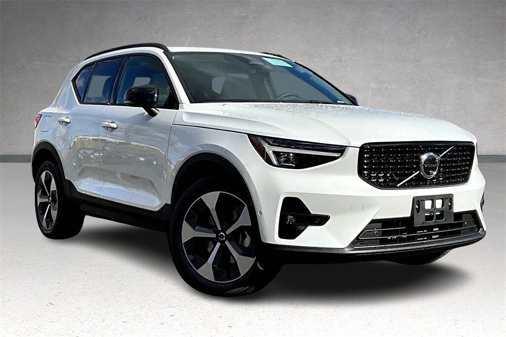 2026 Volvo XC40 Plus photo 2