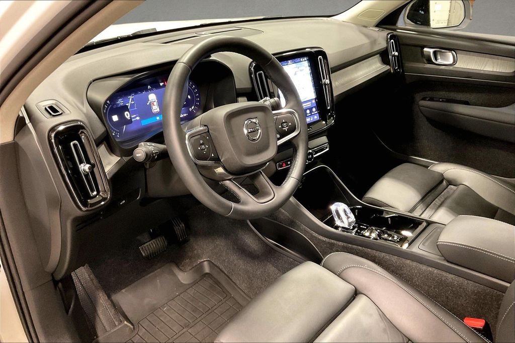 2026 Volvo XC40 Plus - Photo 17