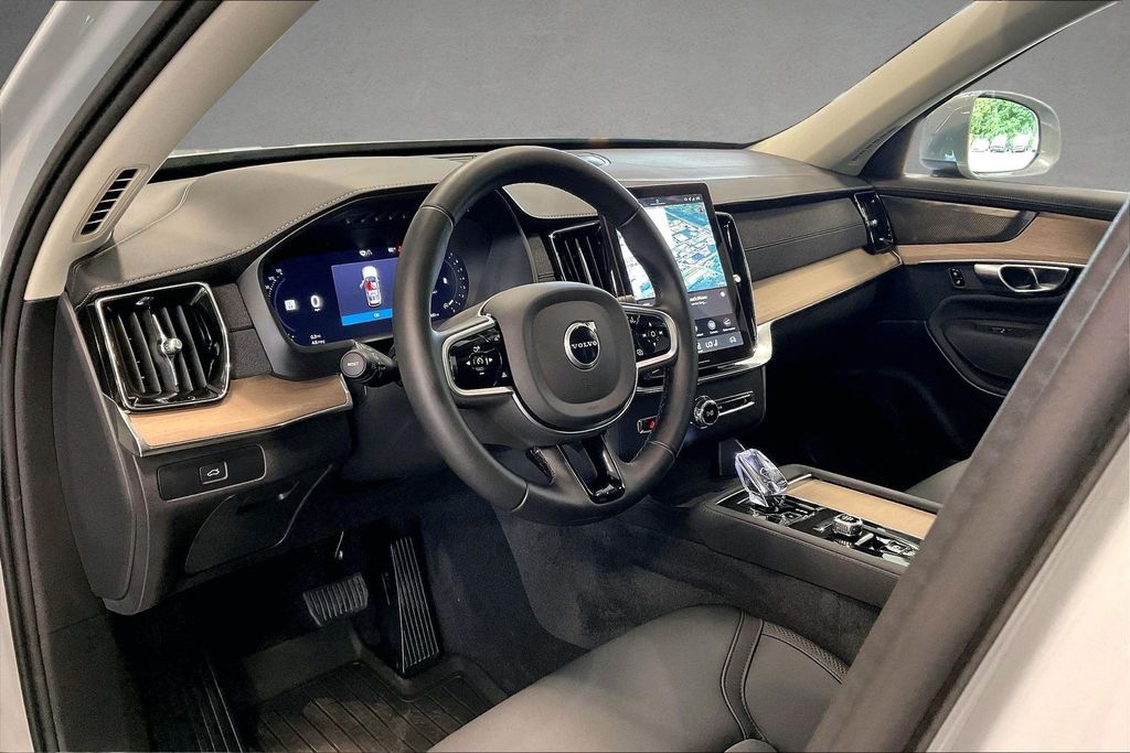 2026 Volvo XC90 Plus - Photo 18