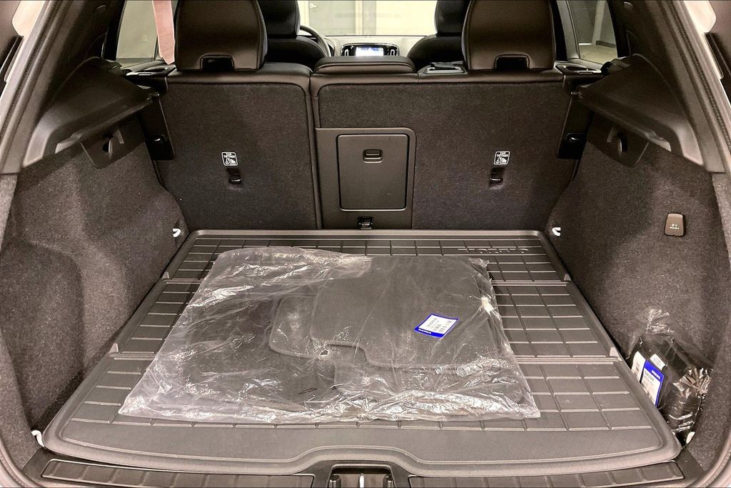 2026 Volvo XC40 Plus - Photo 35