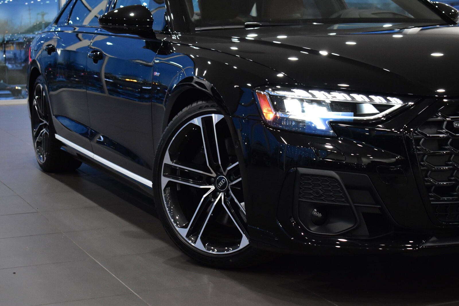 2025 Audi A8 L 55 TFSI Quattro photo 4
