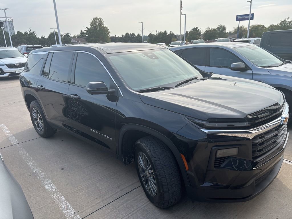 2024 Chevrolet Traverse LS photo 2