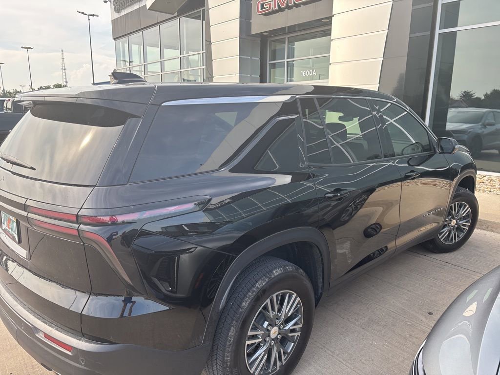 2024 Chevrolet Traverse LS photo 3