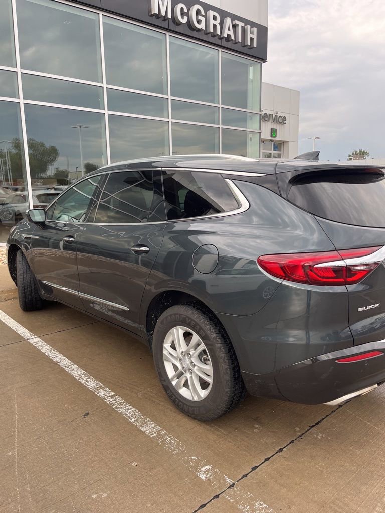 2018 Buick Enclave Essence photo 2