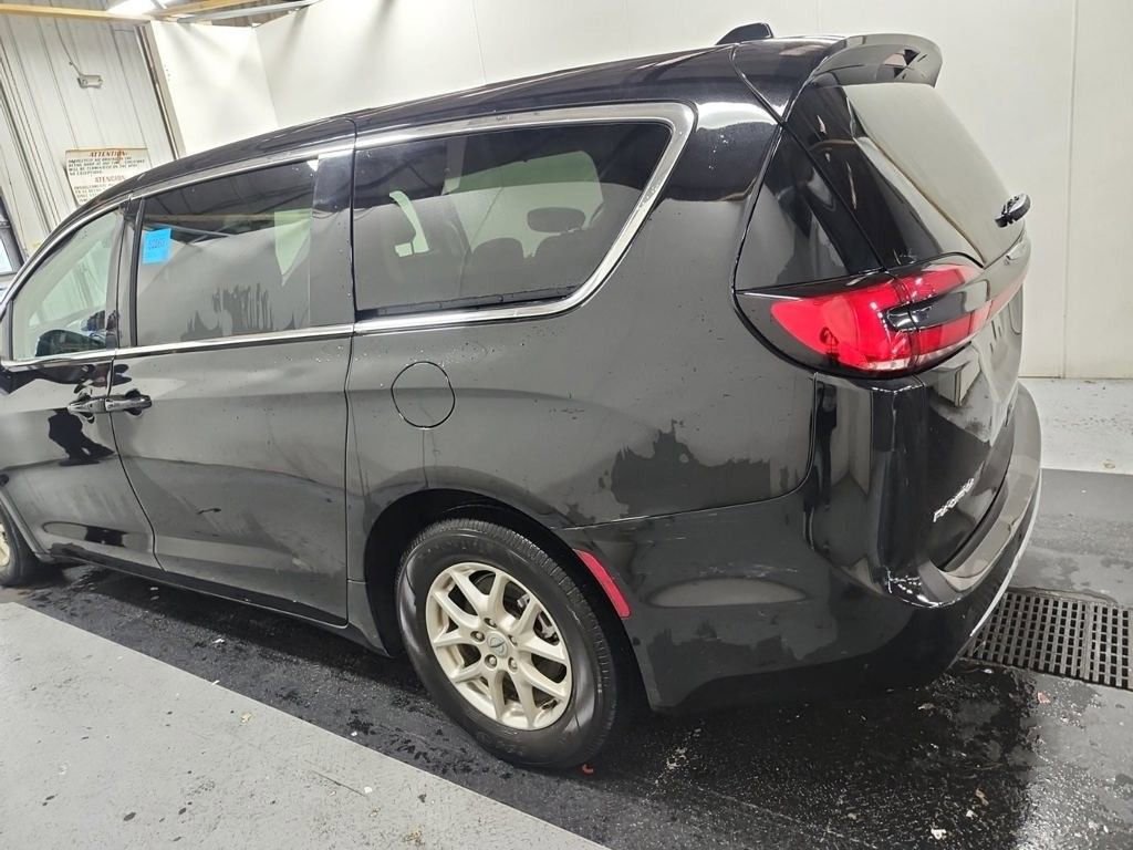 2024 Chrysler Pacifica Touring L photo 3