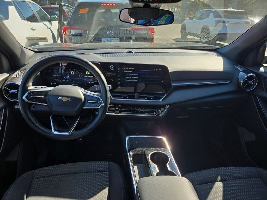 2025 Chevrolet Equinox LT photo 2