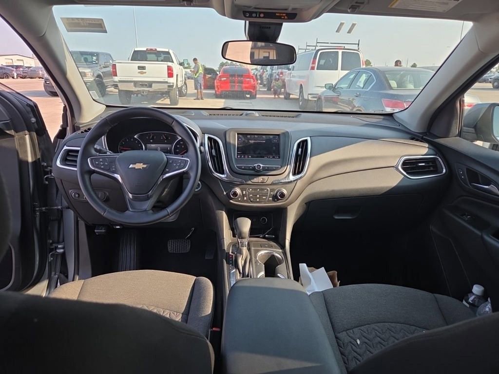 2024 Chevrolet Equinox LT photo 3