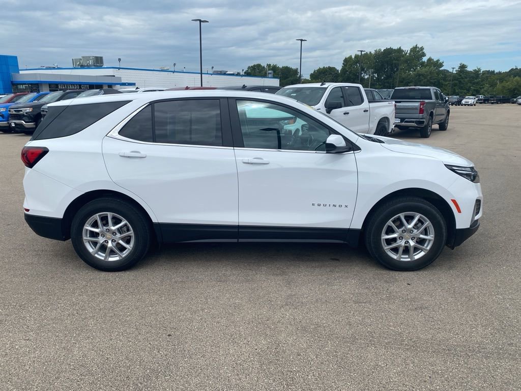 2023 Chevrolet Equinox LT photo 2