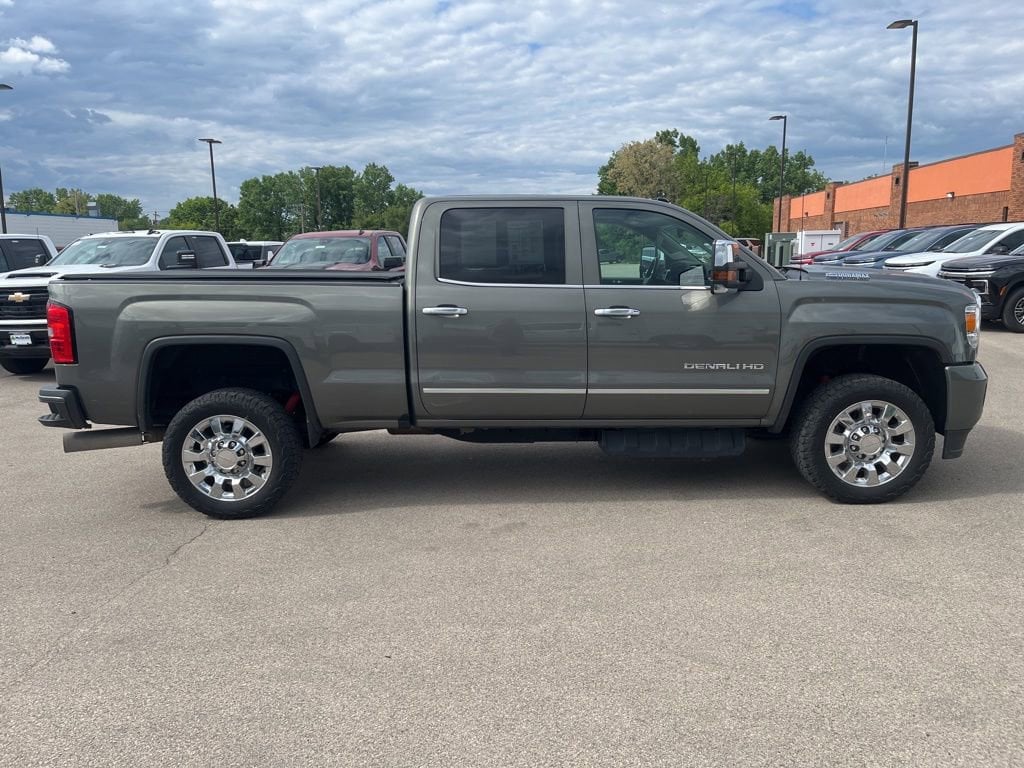 Used 2018 GMC Sierra 2500 Denali HD Denali with VIN 1GT12UEY1JF126905 for sale in Dubuque, IA