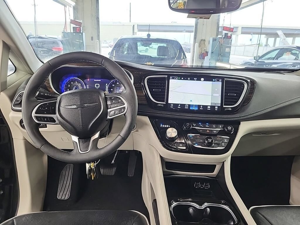 Used 2023 Chrysler Pacifica Limited Van Passenger Van