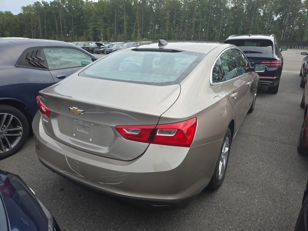 2022 Chevrolet Malibu LS photo 4