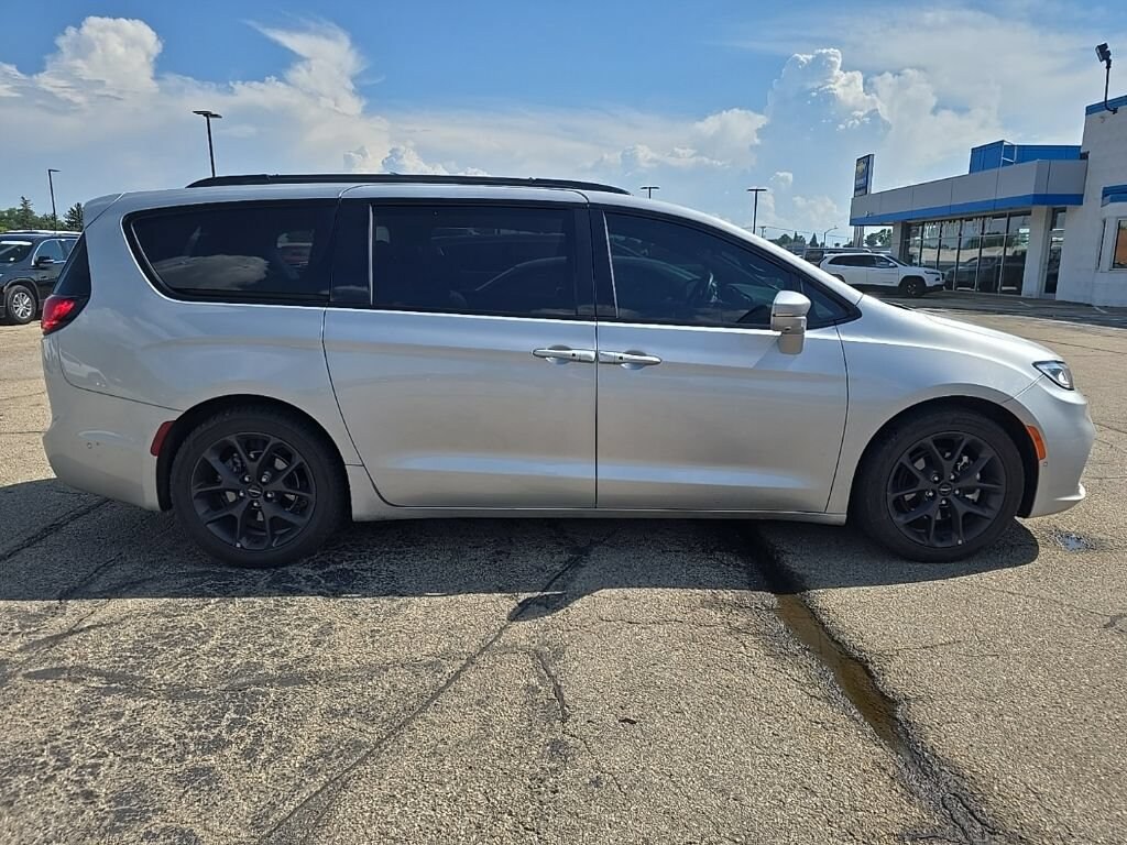Used 2022 Chrysler Pacifica Limited Van Passenger Van