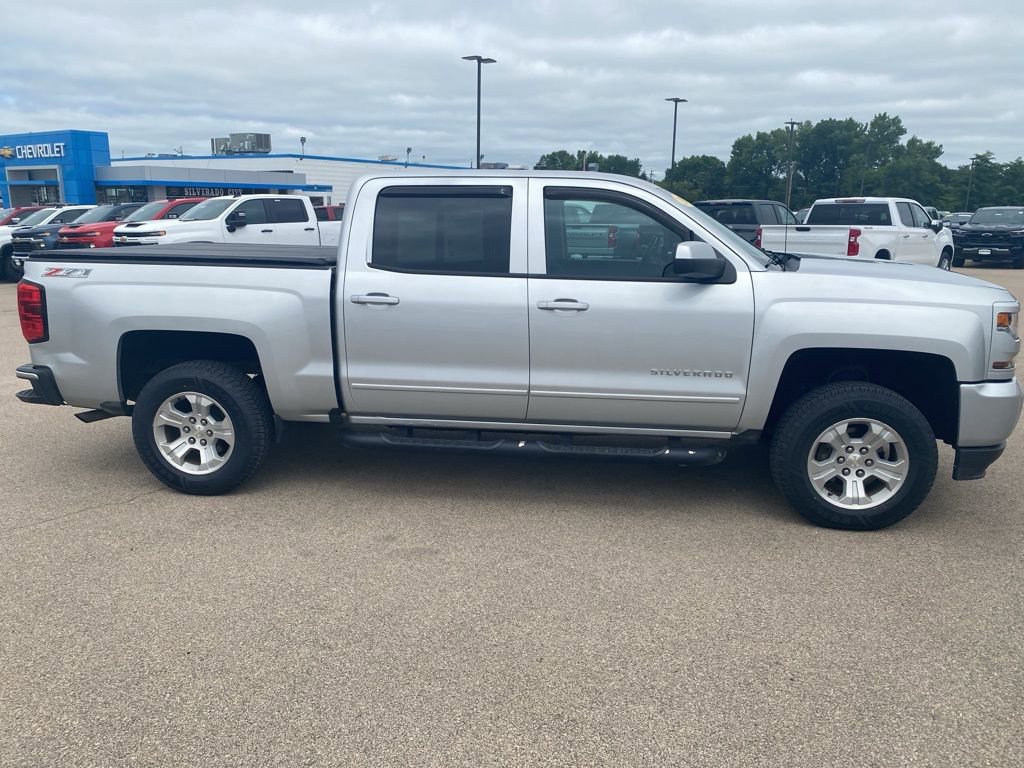 2017 Chevrolet Silverado 1500 LT photo 2