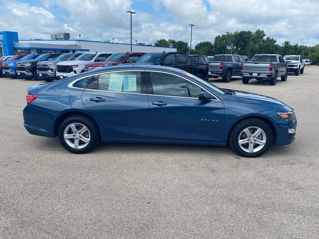 2024 Chevrolet Malibu 1LT photo 2