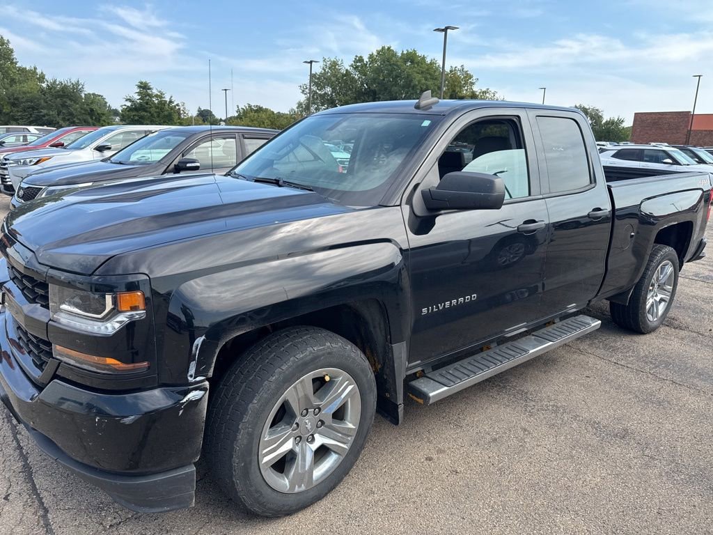 2018 Chevrolet Silverado 1500 Custom photo 2