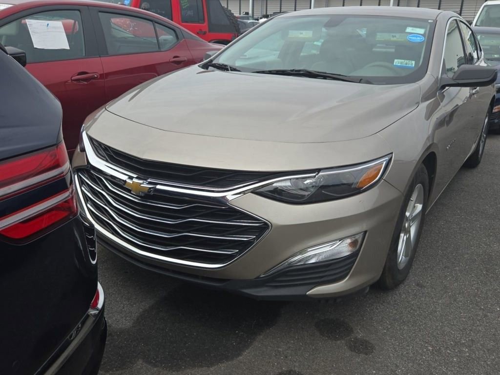 2022 Chevrolet Malibu LS photo 2