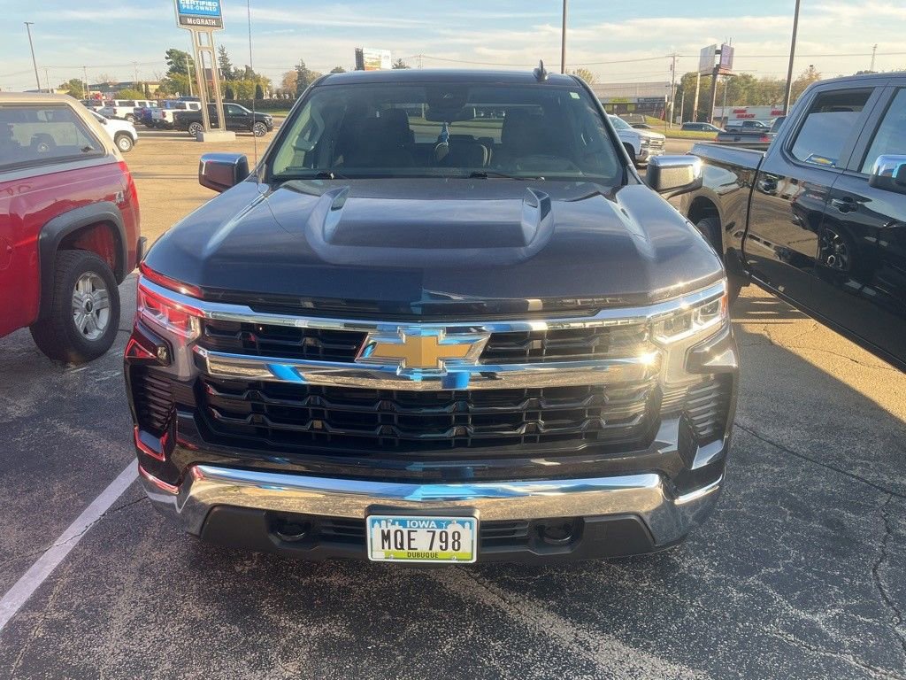2022 Chevrolet Silverado 1500 LT photo 2