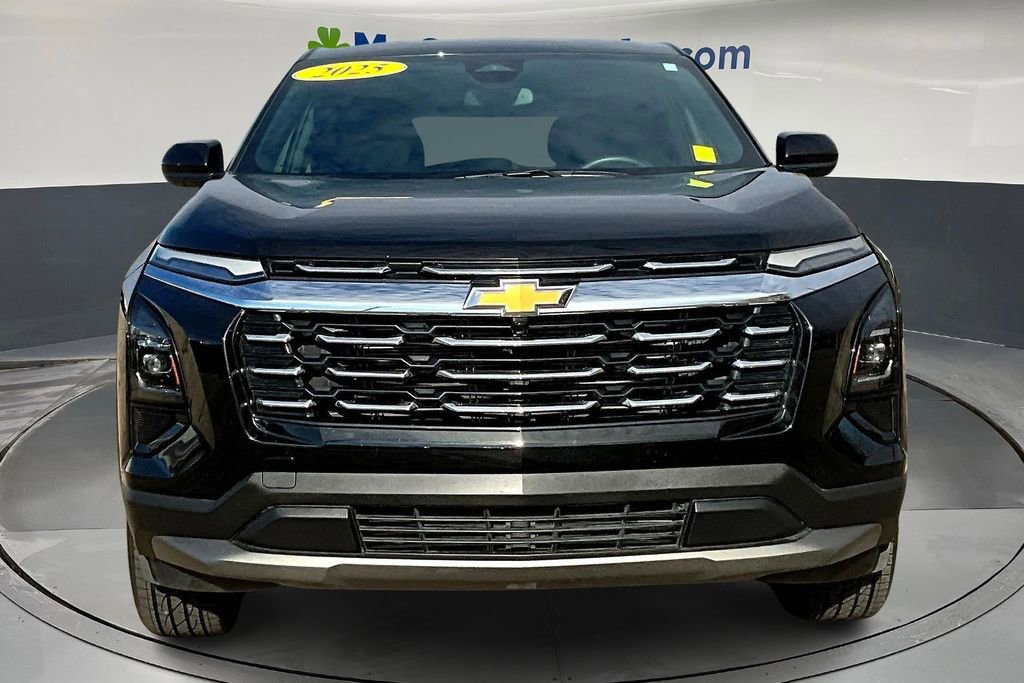 2025 Chevrolet Equinox LT photo 2