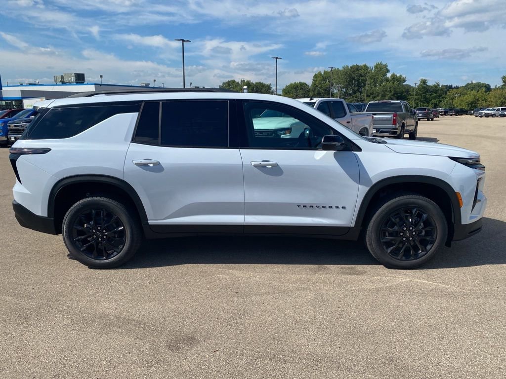2026 Chevrolet Traverse photo 2