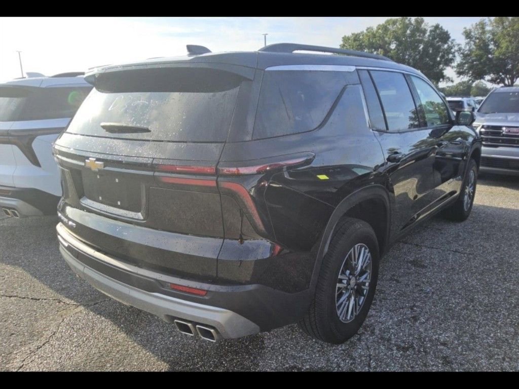 2025 Chevrolet Traverse photo 2