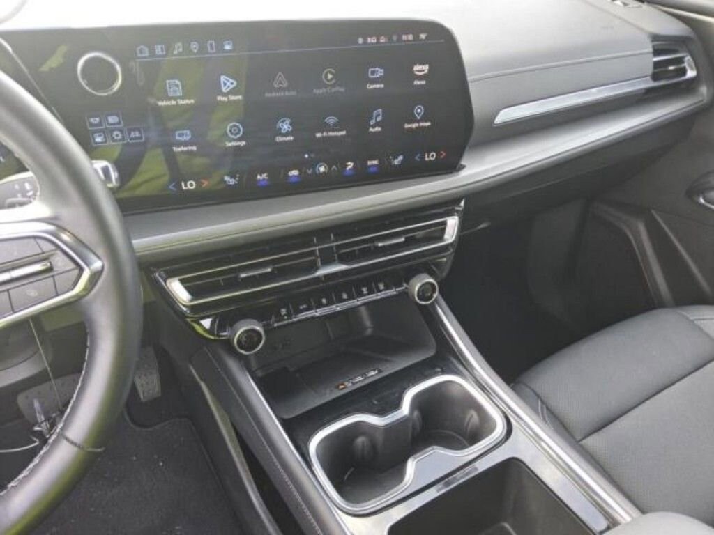 Used 2025 Chevrolet Traverse LT SUV