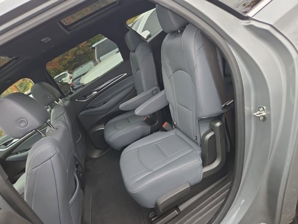 2023 Buick Enclave Essence photo 2