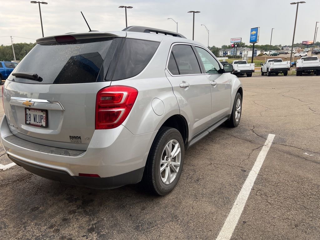 2017 Chevrolet Equinox LT photo 2