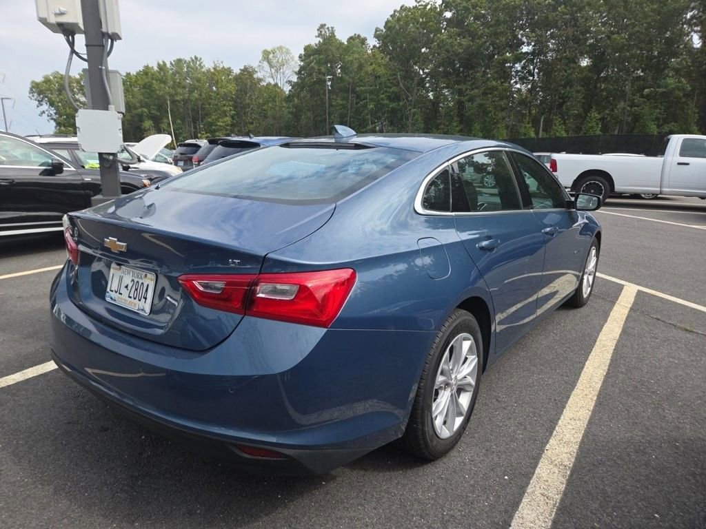 2024 Chevrolet Malibu 1LT photo 2