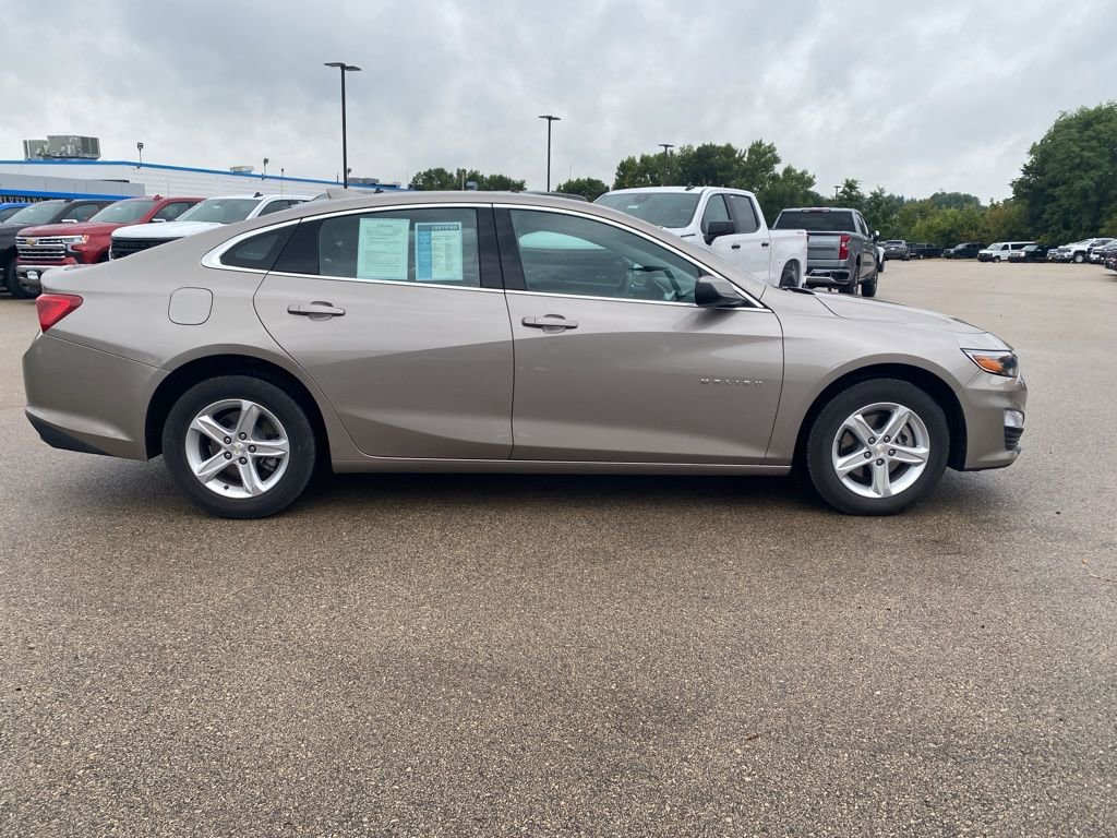 2024 Chevrolet Malibu 1LT photo 2