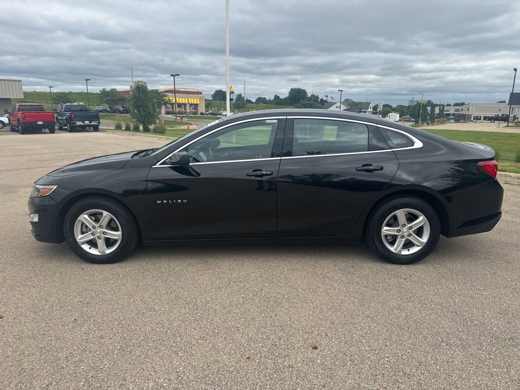 2024 Chevrolet Malibu 1LT photo 2