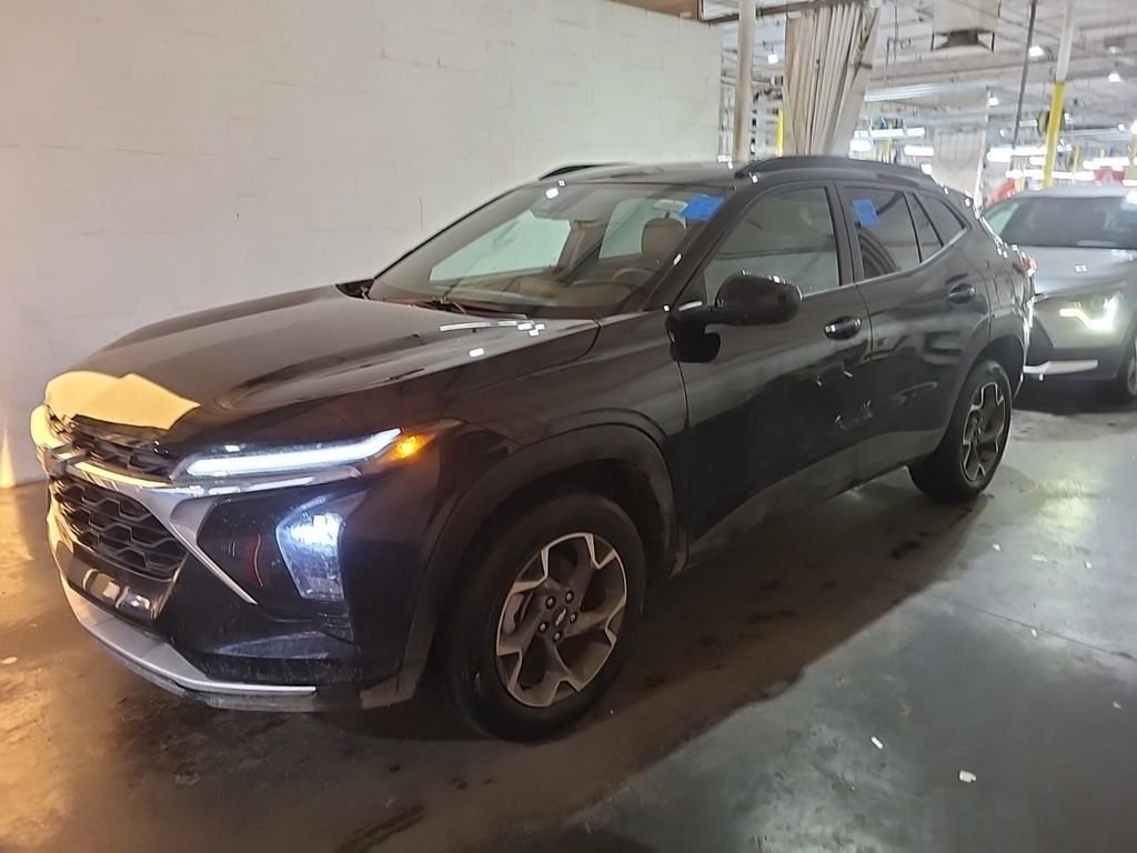 2025 Chevrolet Trax LT photo 4