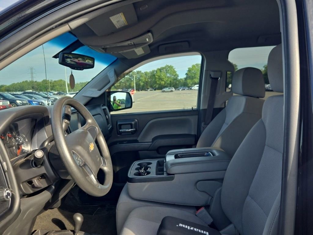 2018 Chevrolet Silverado 1500 Custom photo 2