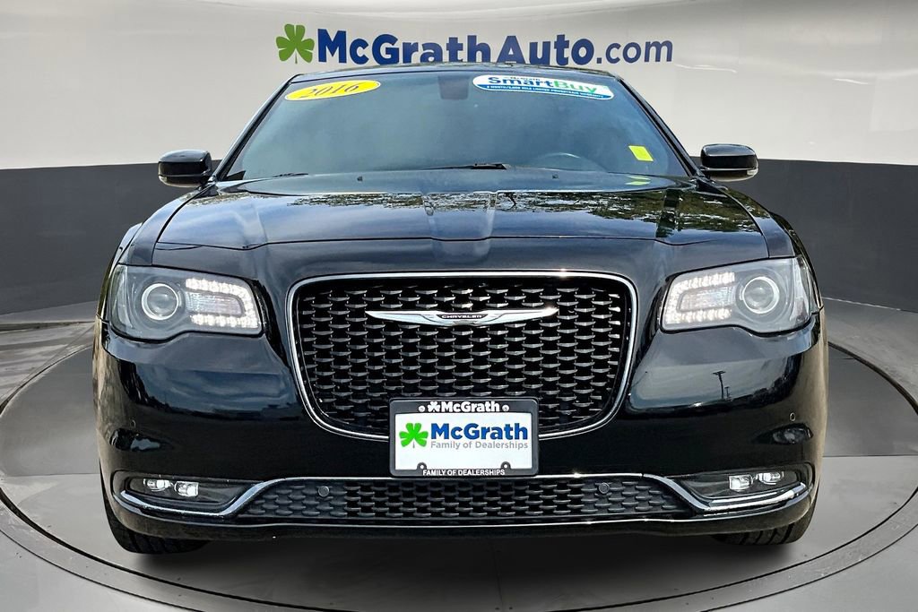 2016 Chrysler 300 photo 2