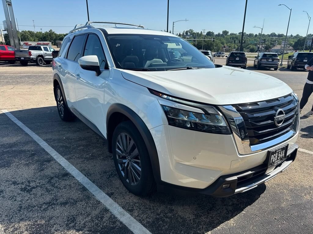 Used 2024 Nissan Pathfinder SL SUV