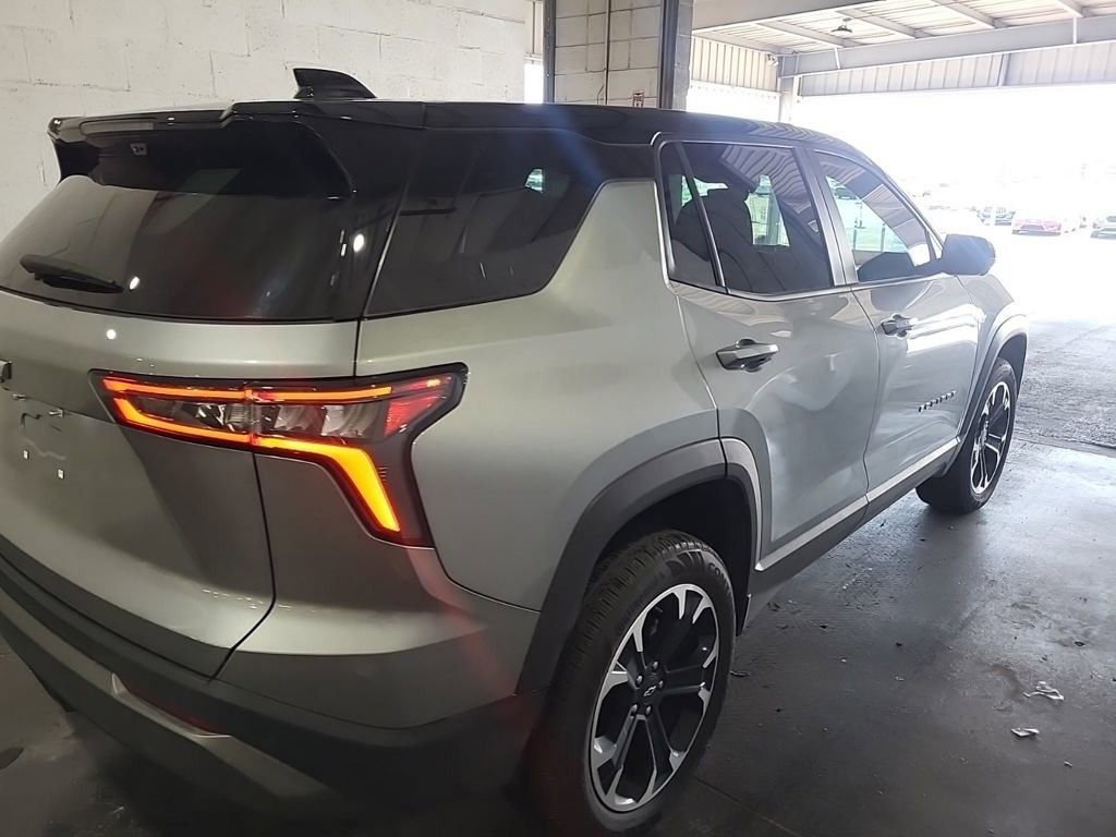 2025 Chevrolet Equinox LT photo 2