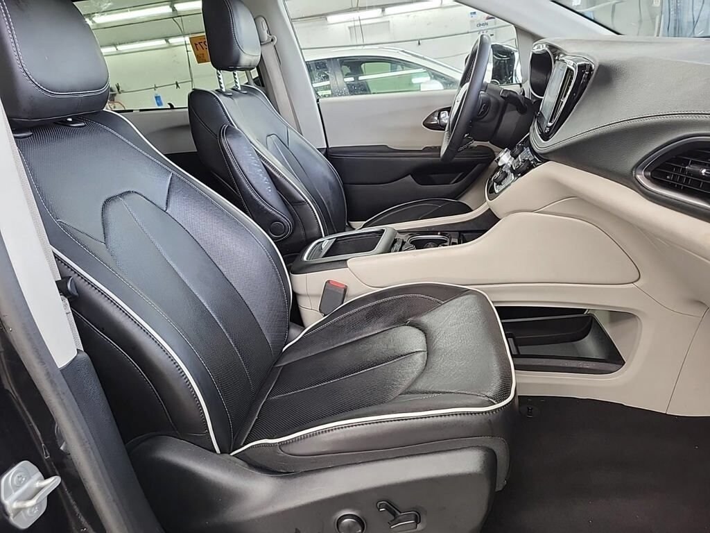 Used 2023 Chrysler Pacifica Limited Van Passenger Van
