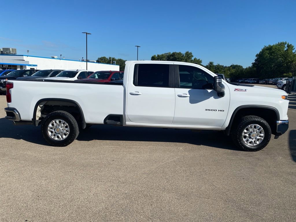 2024 Chevrolet Silverado 3500HD LT photo 2