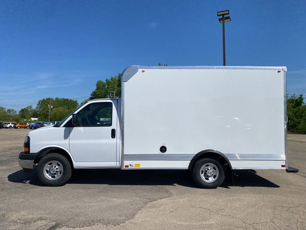 2025 Chevrolet Express Cutaway 3500 photo 2